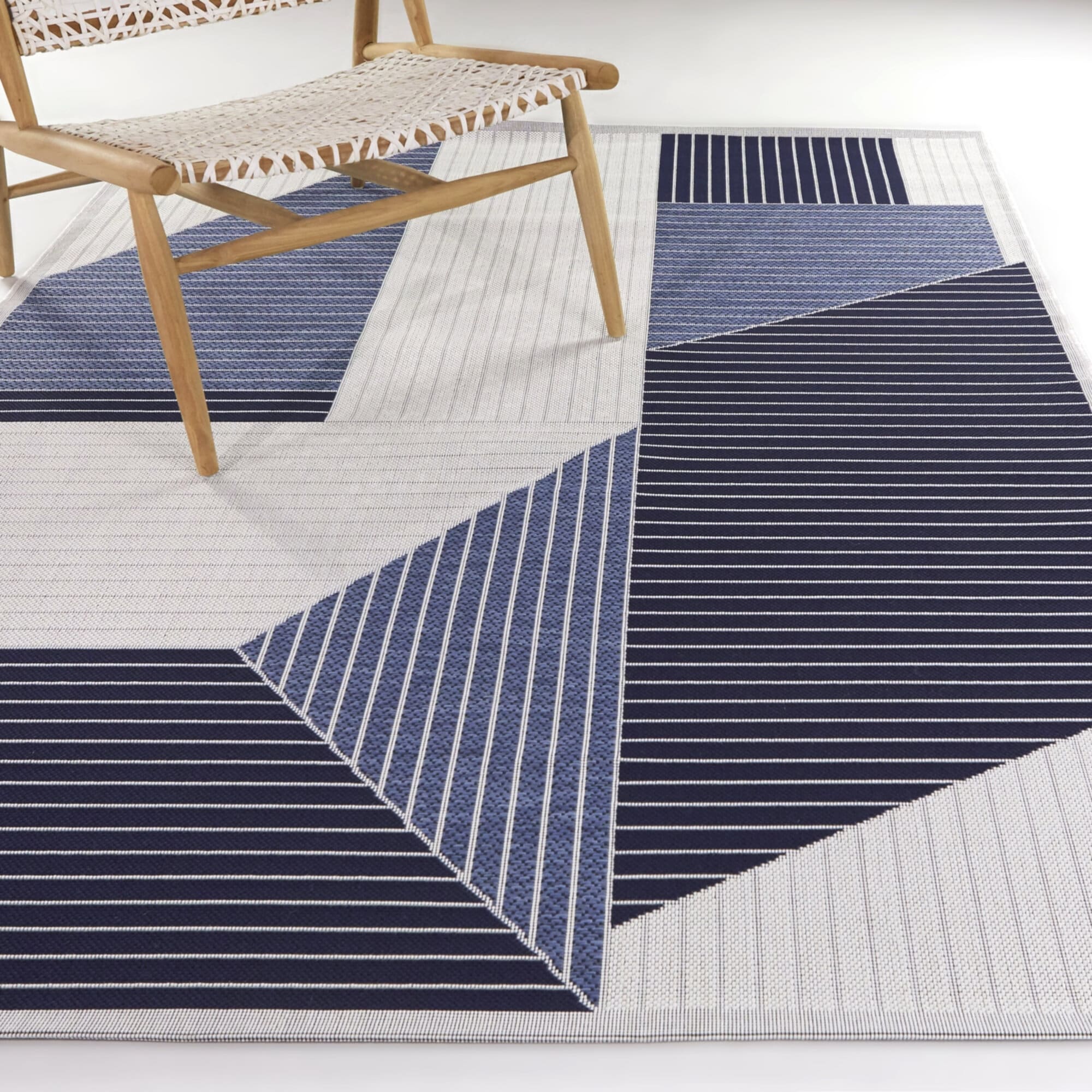Ernesto Modern Striped Indoor/Outdoor Area Rug