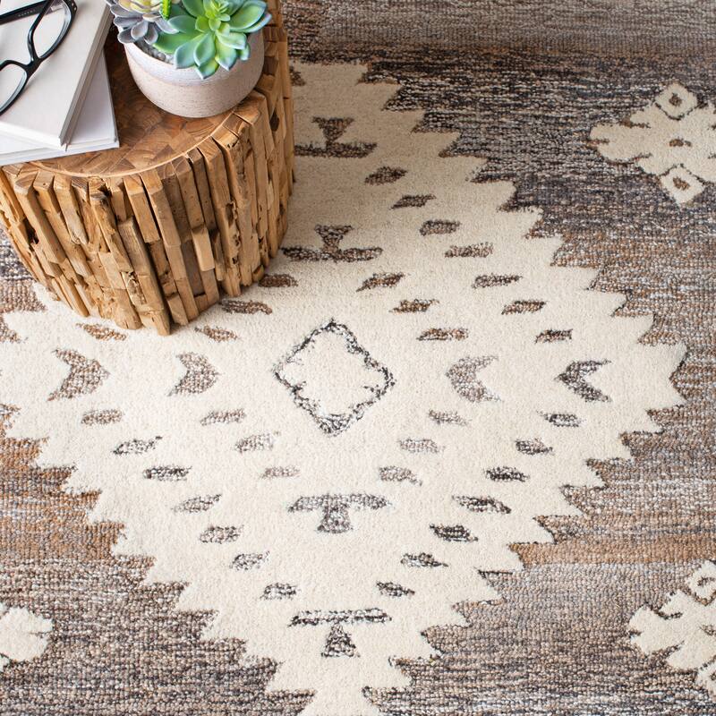 SAFAVIEH Handmade Aspen Nusreta Rustic Boho Wool Rug