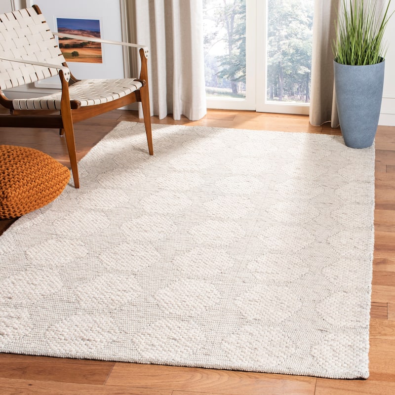 SAFAVIEH Handmade Marbella Basilisa Wool Rug - 5' x 8' - Beige
