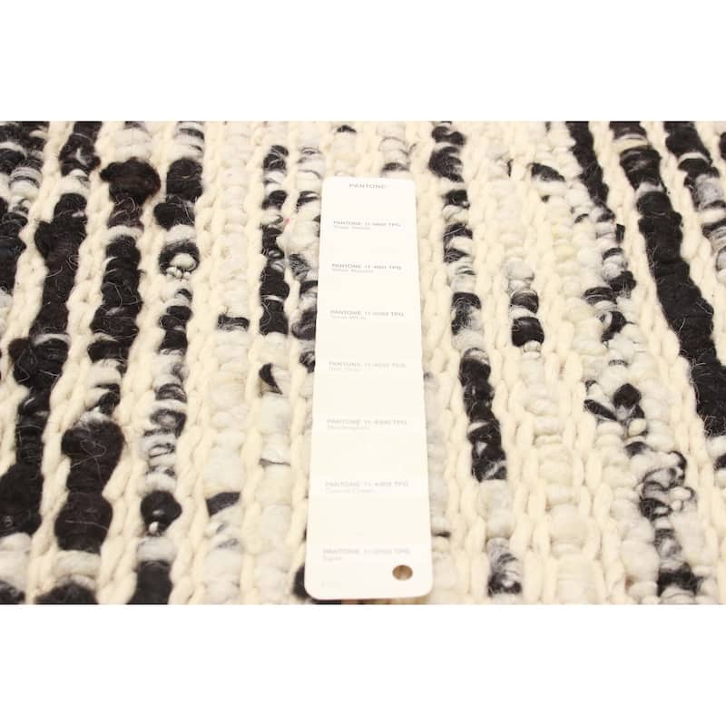 Sienna Black, White Rug 5'1" x 8'0" - 5'1 x 8'0