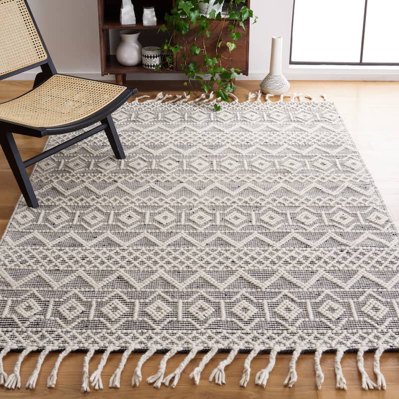 SAFAVIEH Handmade Natura Fehrat Wool Braided Tassel Rug