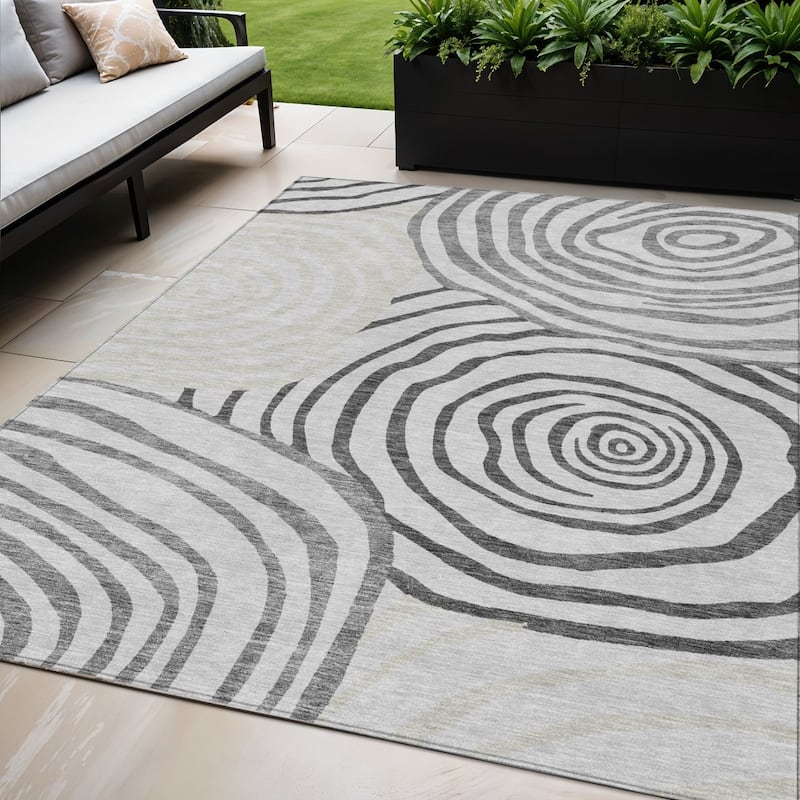 HomeRoots Abstract Transitional Rectangle Outdoor Rug - 5' X 8'