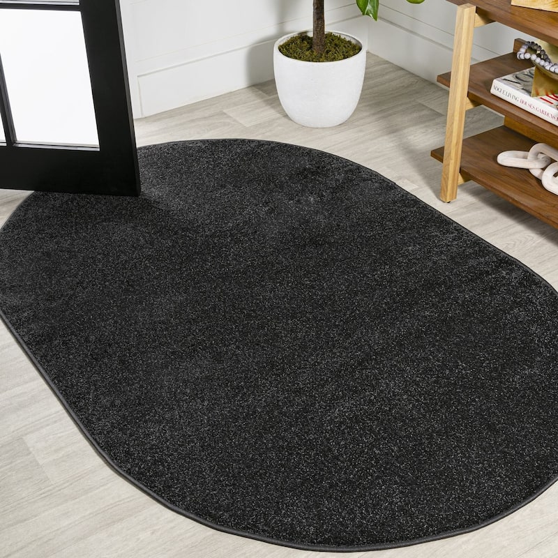 JONATHAN Y Tumbling Solid Low-Pile Area Rug - 3 X 5 Oval - Black