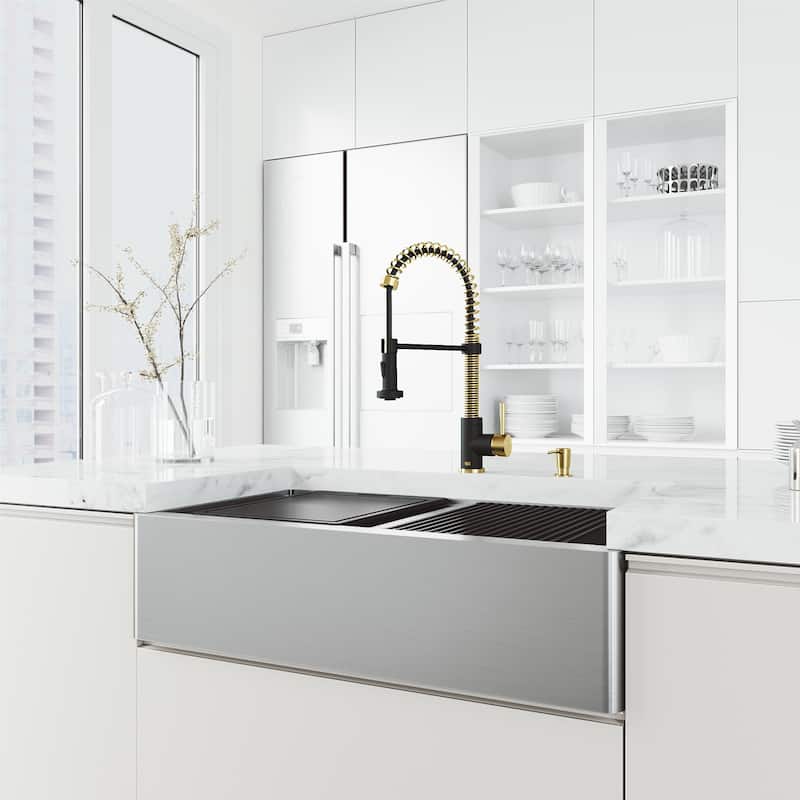 VIGO Edison 19" H Single Handle Pull-Down Sprayer Kitchen Faucet
