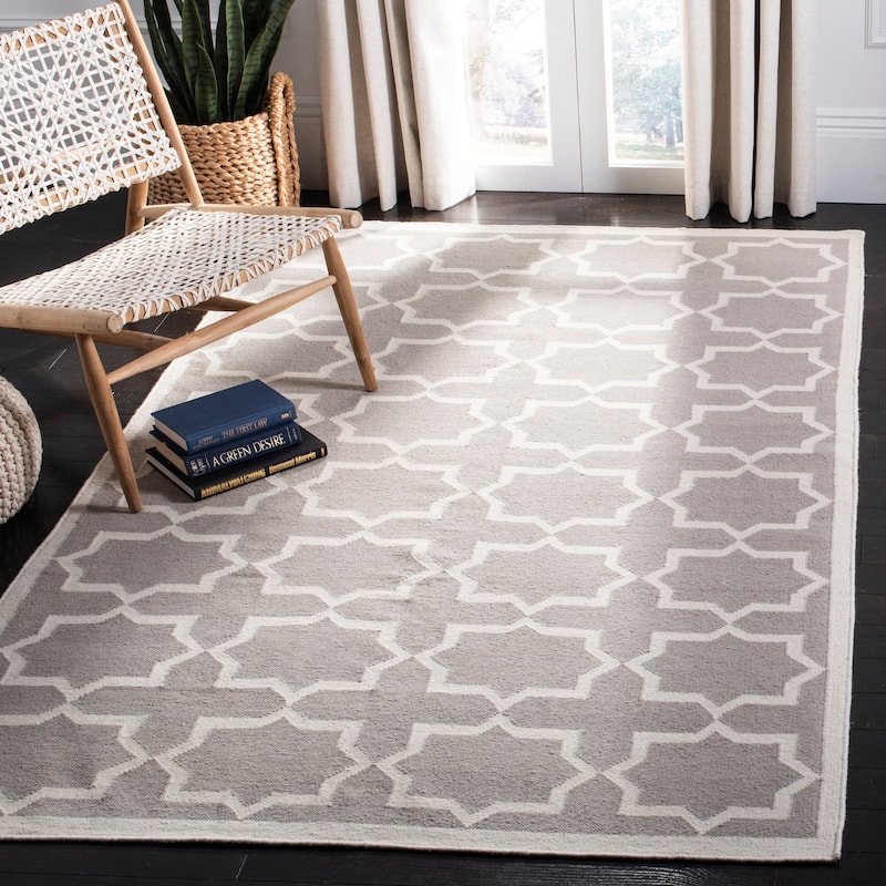 SAFAVIEH Handmade Flatweave Dhurries Cecchina Modern Moroccan Wool Rug - 5' x 8' - Grey/Ivory
