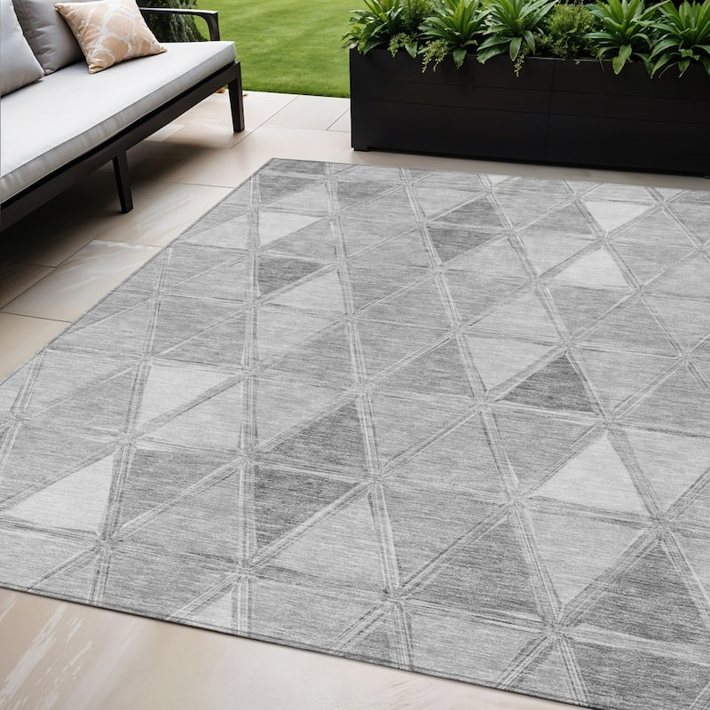 HomeRoots Geometric Transitional Rectangle Outdoor Rug - 5' X 8'