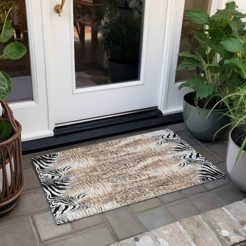 Machine Washable Indoor/ Outdoor Modern Animal Print Chantille Rug - Ivory - 1'8" x 2'6"