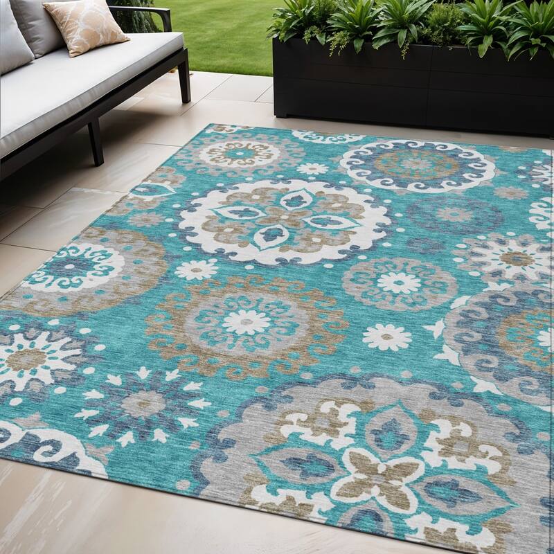 HomeRoots Floral Medallion Transitional Rectangle Outdoor Rug - 5' X 8'
