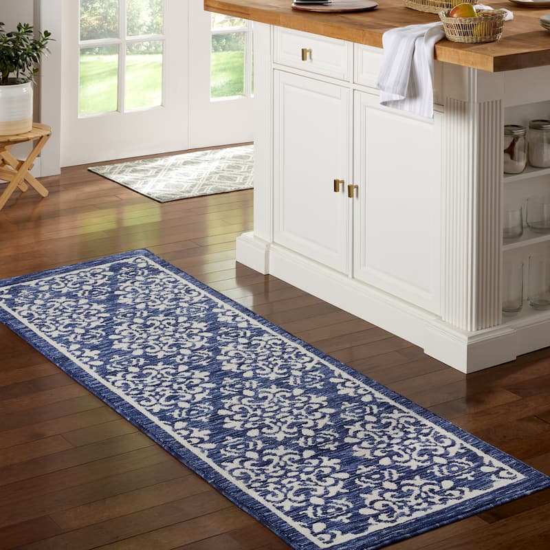 TOWN & COUNTRY EVERYDAY Walker Damask Medallion Everwash Washable Multi-Use Non-Slip Backing Decorative Rug