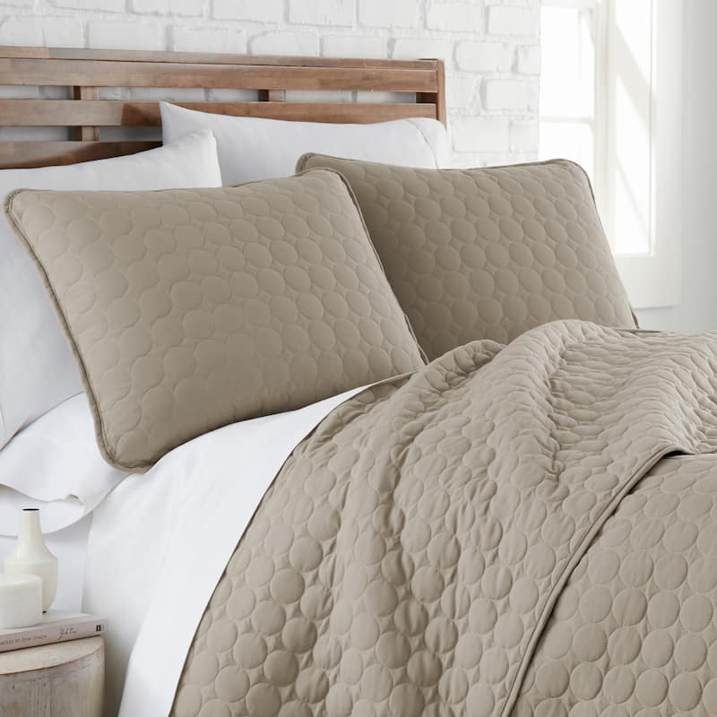 Vilano Ultra-Soft Lightweight 3-piece Quilt and Sham Set