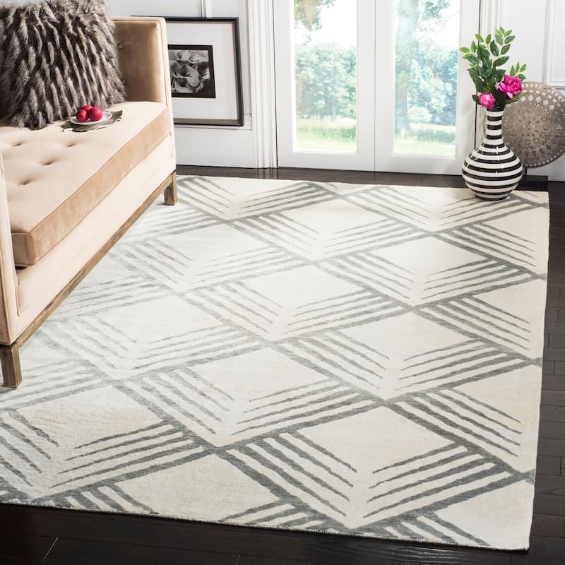 SAFAVIEH Couture Hand-knotted Tibetan Yvelyne Modern Wool Rug - 6' x 9' - Ivory/Silver