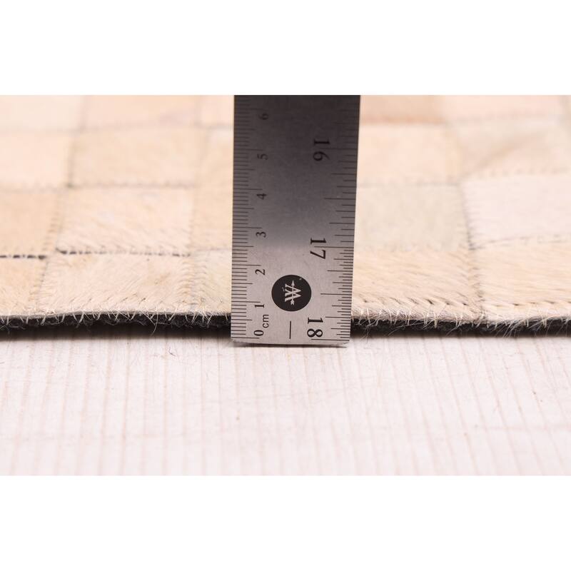 ECARPETGALLERY Handmade Cowhide Patchwork Beige Leather Rug - 5'2 x 8'0