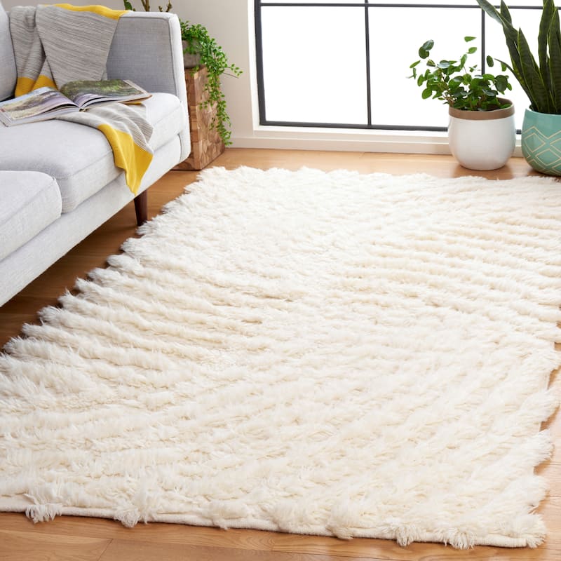 SAFAVIEH Handmade Casablanca Ninell Shag Wool Rug - 4' x 6' - Ivory