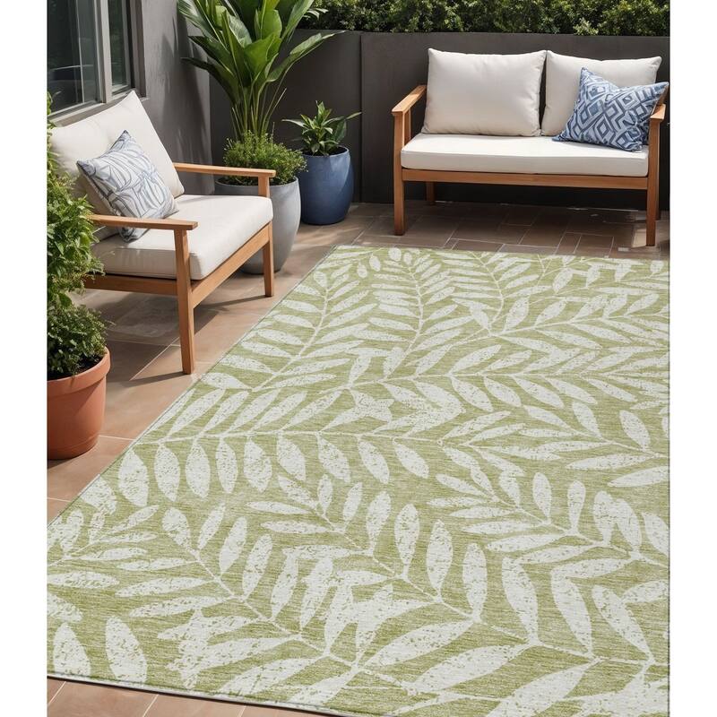 HomeRoots Floral Transitional Rectangle Outdoor Rug - 5' X 8'