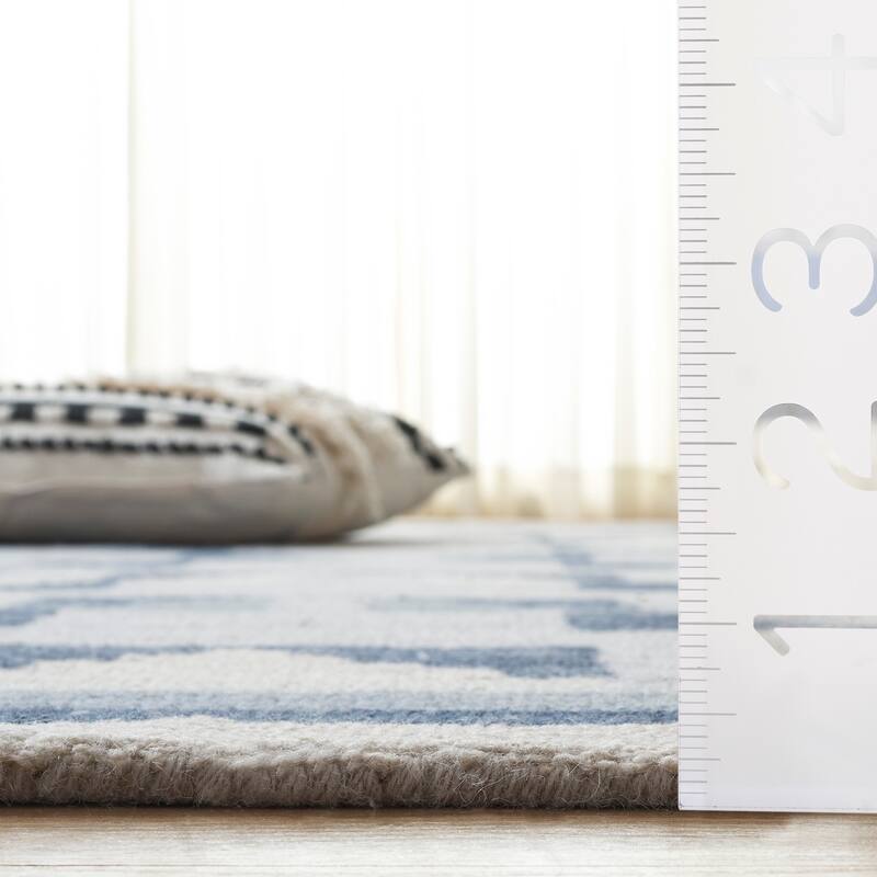 SAFAVIEH Handmade Kenya Ailbhe Wool Rug
