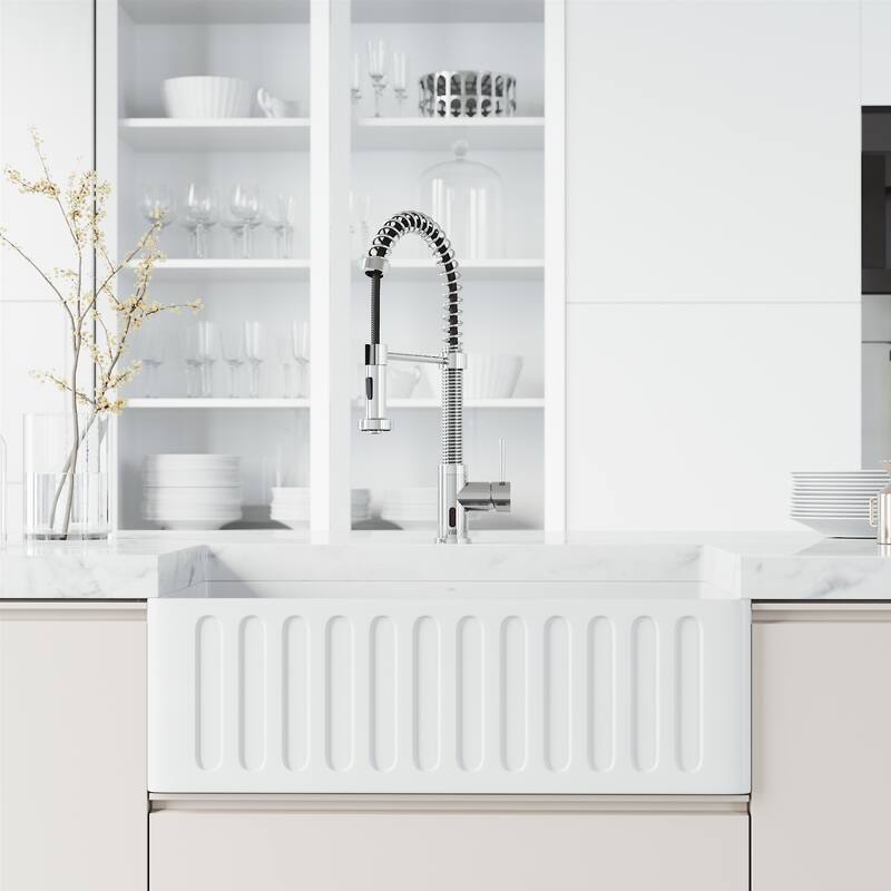 VIGO Edison 19" H Single Handle Pull-Down Sprayer Kitchen Faucet Set with Touchless Sensor