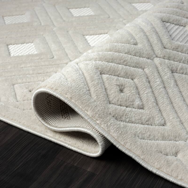 Sevita Modern Diamond Indoor/Outdoor Area Rug