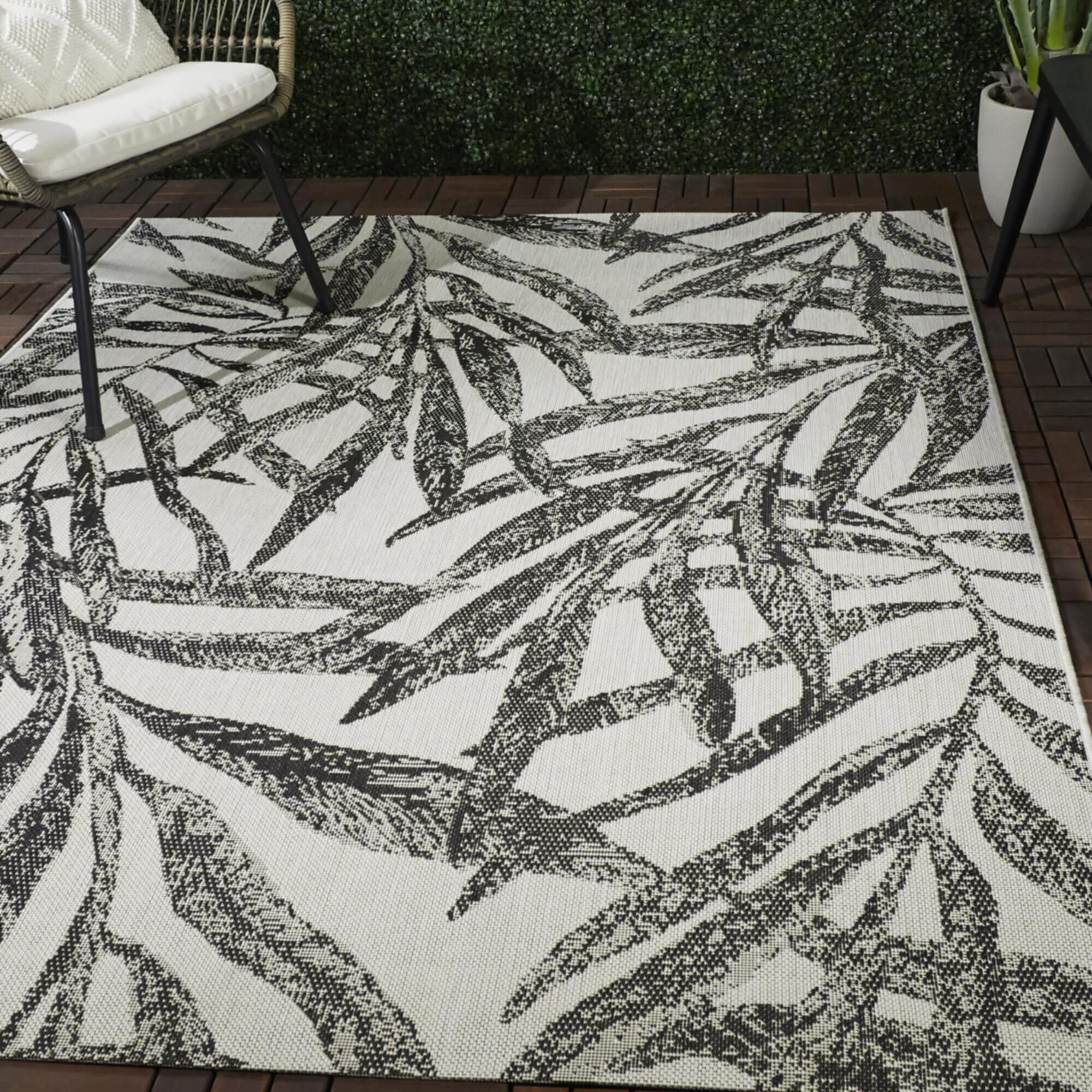 Abeles Tropical Leaves Indoor/Outdoor Area Rug