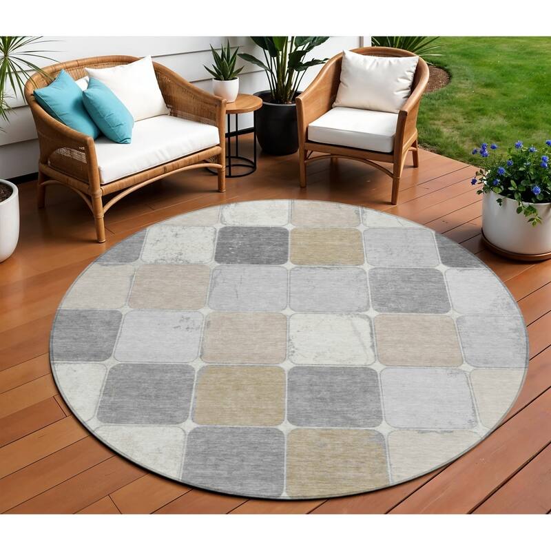 HomeRoots Geometric Transitional Rectangle Outdoor Rug - 8' Round