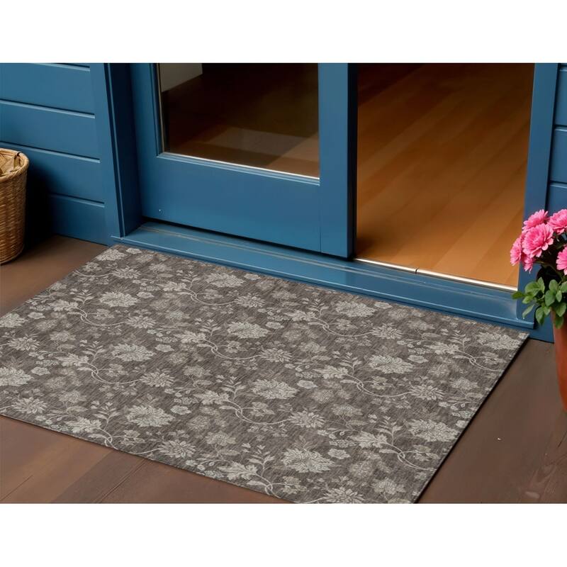 HomeRoots Floral Transitional Rectangle Outdoor Rug - 3' x 5'