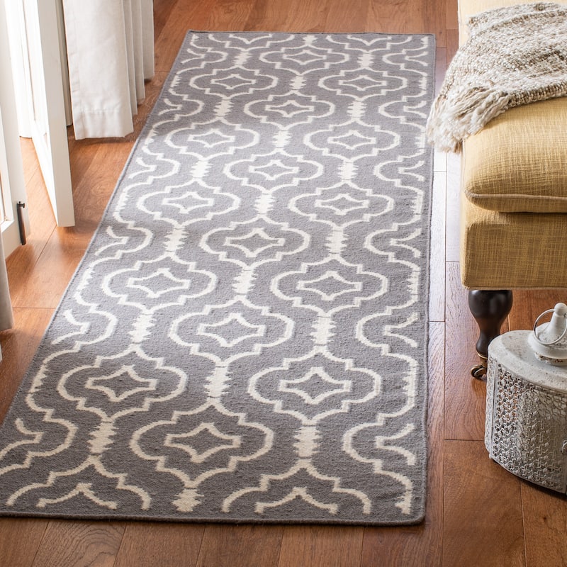 SAFAVIEH Handmade Flatweave Dhurries Lamprini Modern Moroccan Wool Rug - 2'6" x 12' Runner - Grey/Ivory