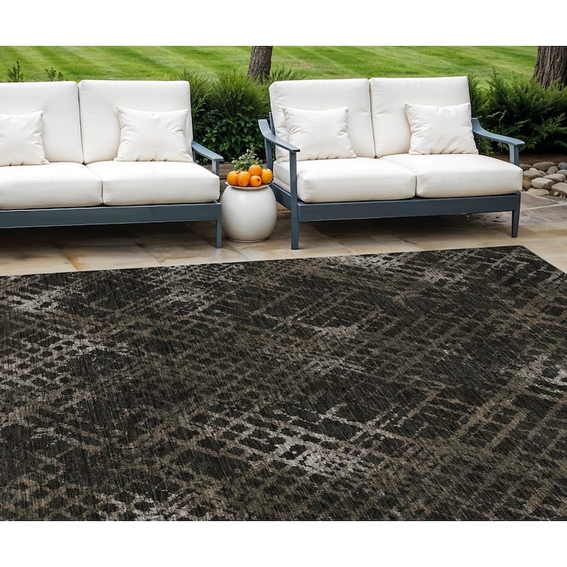 HomeRoots Geometric Transitional Rectangle Outdoor Rug - 8' X 10'