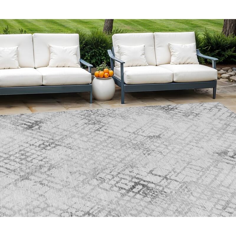 HomeRoots Geometric Transitional Rectangle Outdoor Rug - 10' X 14'