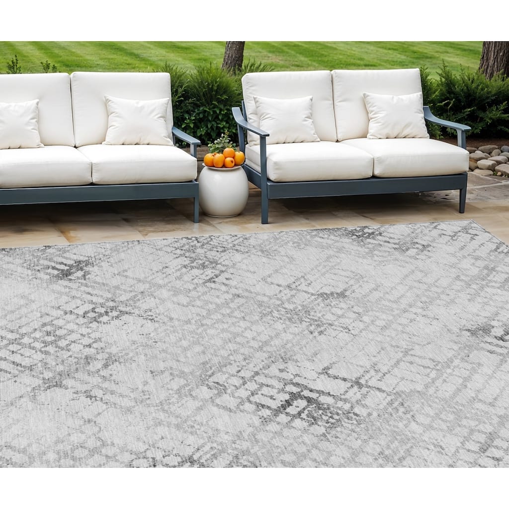 HomeRoots Geometric Transitional Rectangle Outdoor Rug