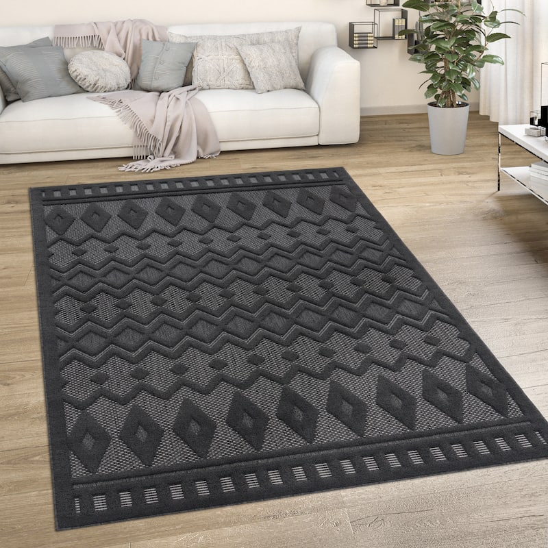 Indoor & Outdoor Rug With Geometric Trellis High-Low Pattern