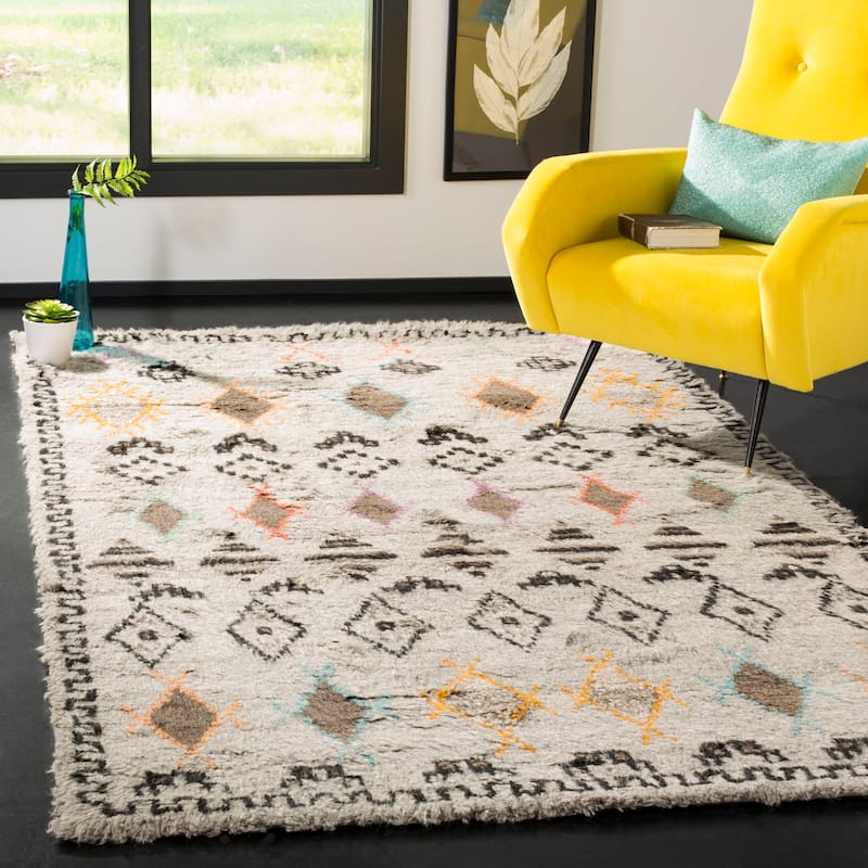 SAFAVIEH Hand-knotted Kenya Roelofje Southwestern Tribal Wool Rug - 5' x 8' - Natural/Multi