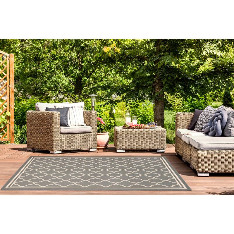 SAFAVIEH Courtyard Kristelle Indoor/ Outdoor Waterproof Patio Backyard Rug