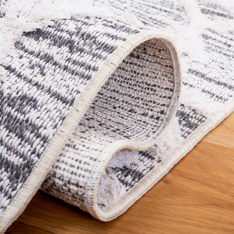 SAFAVIEH Augustine Tahmina Moroccan Boho Fringe Rug