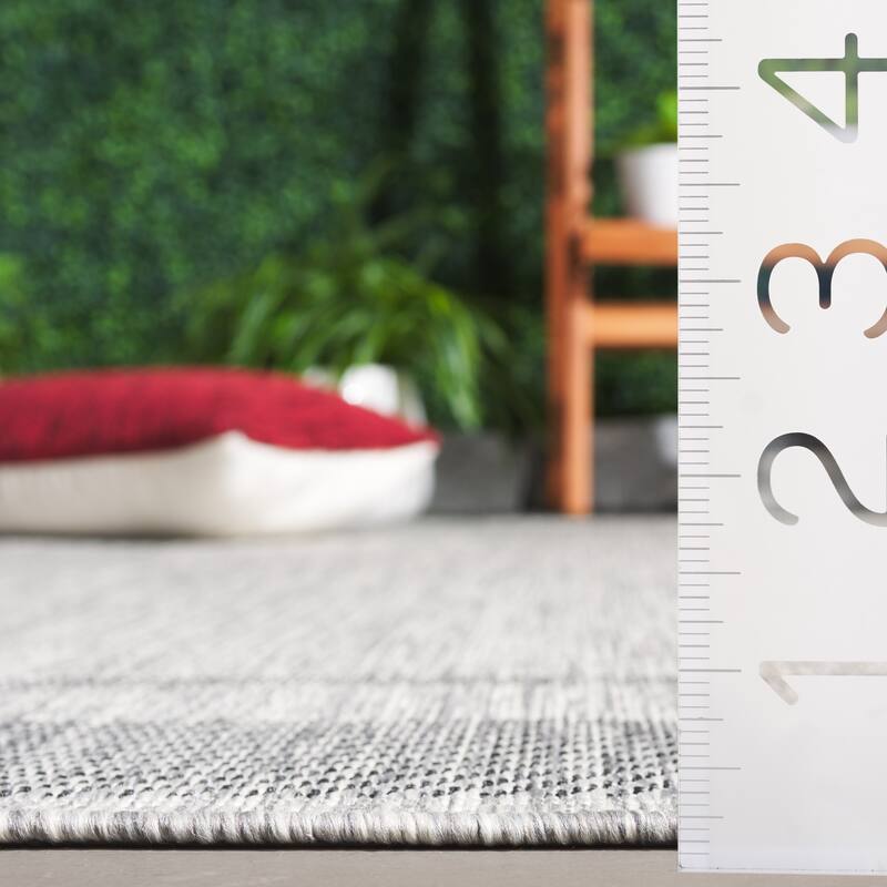 SAFAVIEH Beach House Iuliana Transitional Rug