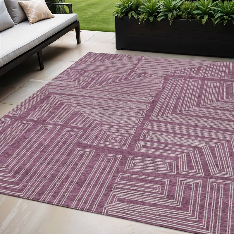 HomeRoots Geometric Transitional Rectangle Outdoor Rug - 5' X 8'