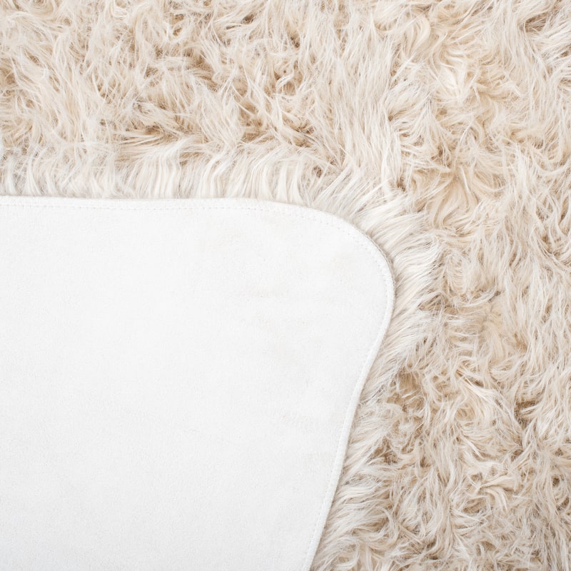 SAFAVIEH, Faux Sheep Idith Shona 2.4-inch Thick Rug