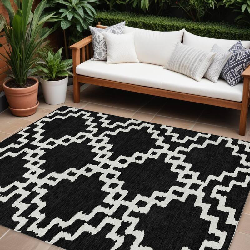HomeRoots Geometric Transitional Rectangle Outdoor Rug - 8' X 10'