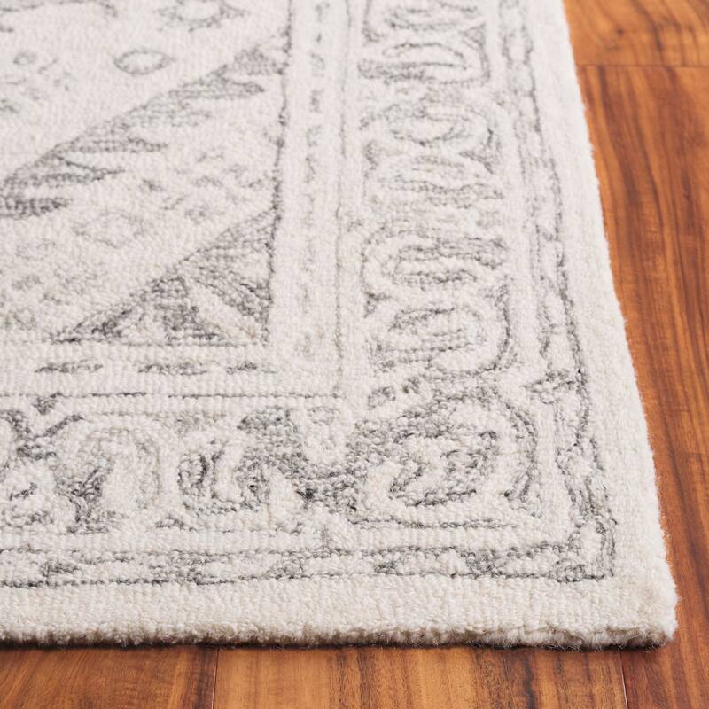 SAFAVIEH Handmade Ebony Domitilia Wool Rug