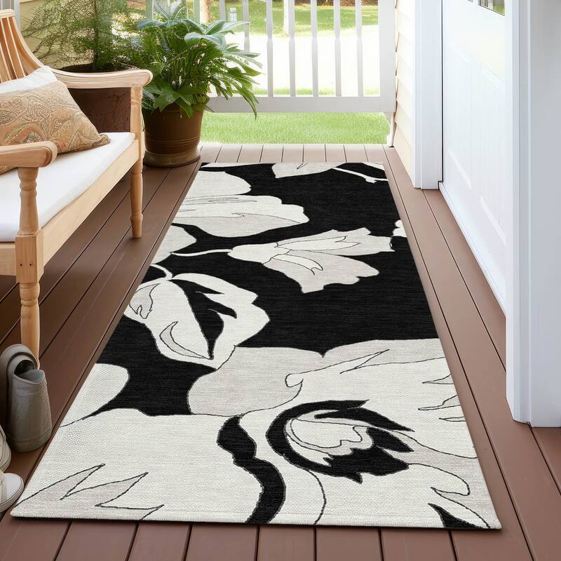 Machine Washable Indoor/ Outdoor Chantille Floral Rug - Black - 2'3" x 7'6"