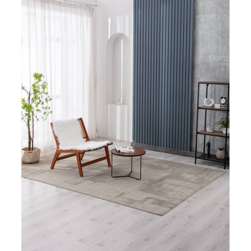 Wooden Living Room Lounge Chair With White Wool Carpet