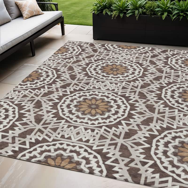 HomeRoots Floral Medallion Transitional Rectangle Outdoor Rug - 5' X 8'