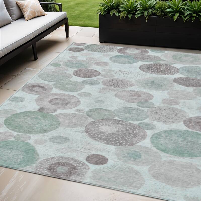 HomeRoots Geometric Transitional Rectangle Outdoor Rug - 5' X 8'