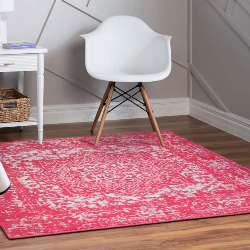 Traditional Brenda Collection Area Rug