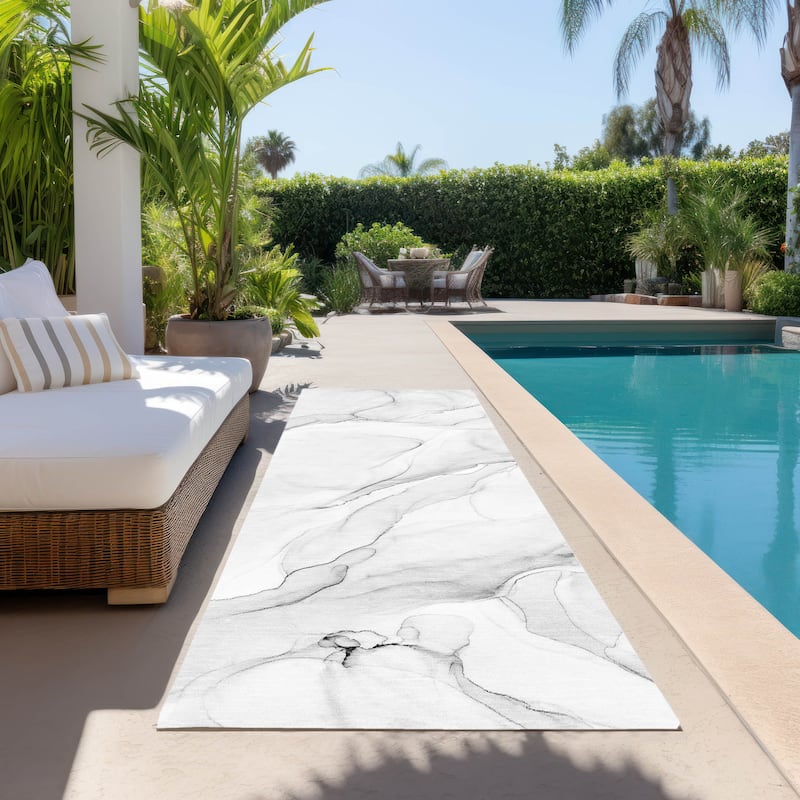Machine Washable Indoor/ Outdoor Abstract Watercolor Chantille Rug - 2'3" x 7'6" - Gray