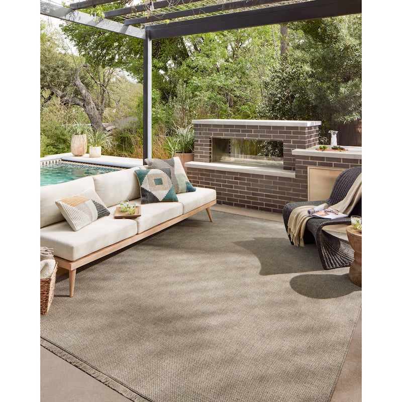 Alexander Home Dana Indoor / Outdoor Traditional Area Rug - 7'-8" x 7'-8" Round