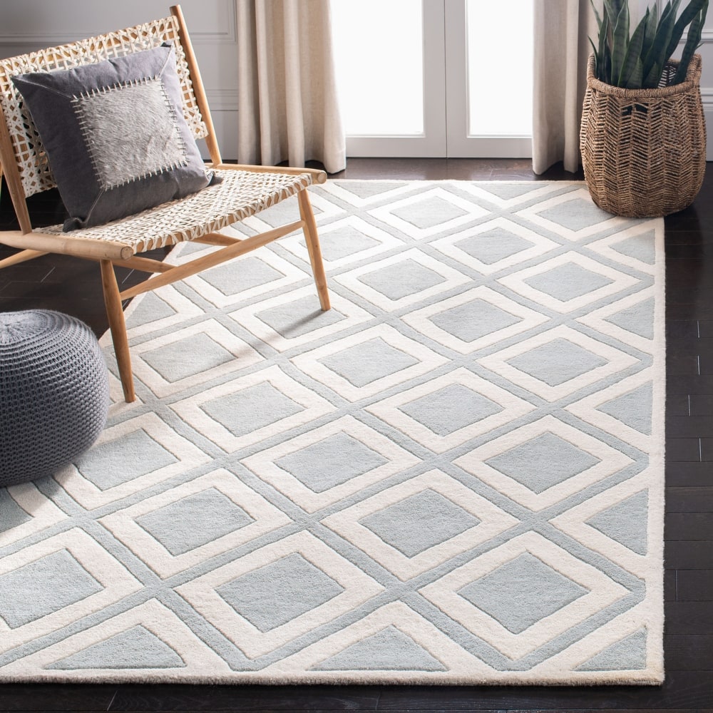 SAFAVIEH Handmade Chatham Llio Modern Wool Rug