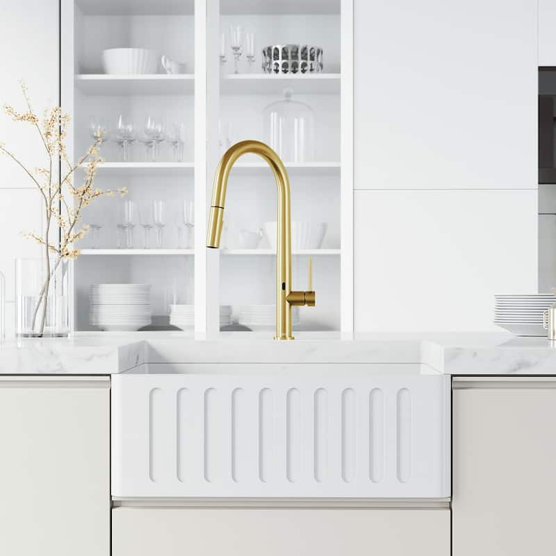 VIGO Greenwich 18" H Single Handle Pull-Down Sprayer Kitchen Faucet with Touchless Sensor