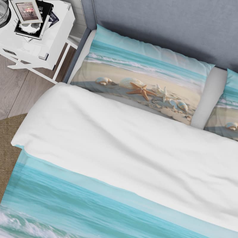 Designart "Coastal Seashore" Beige Modern - Bedding Set With Shams