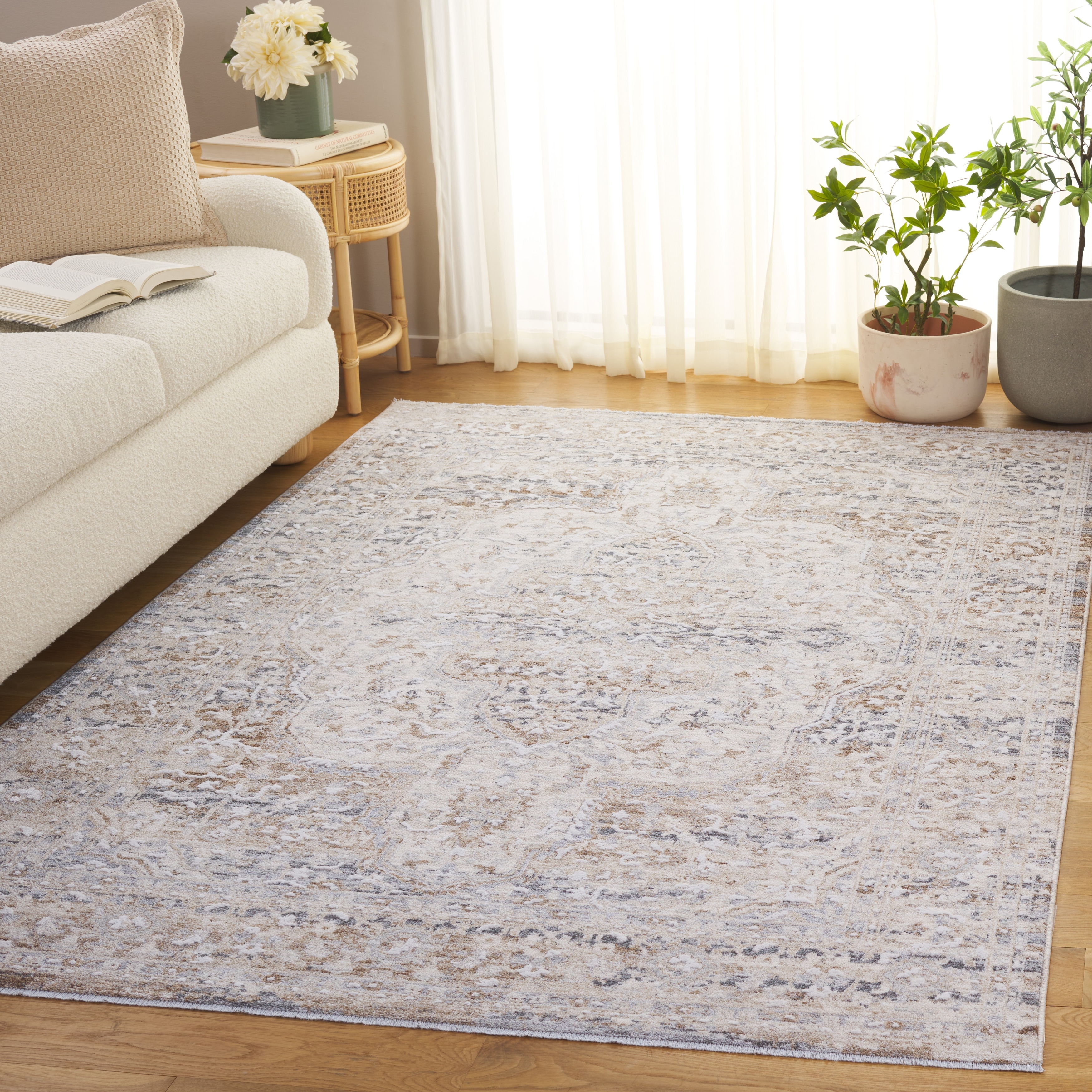 SAFAVIEH Finley Stoyanka Floral Rug