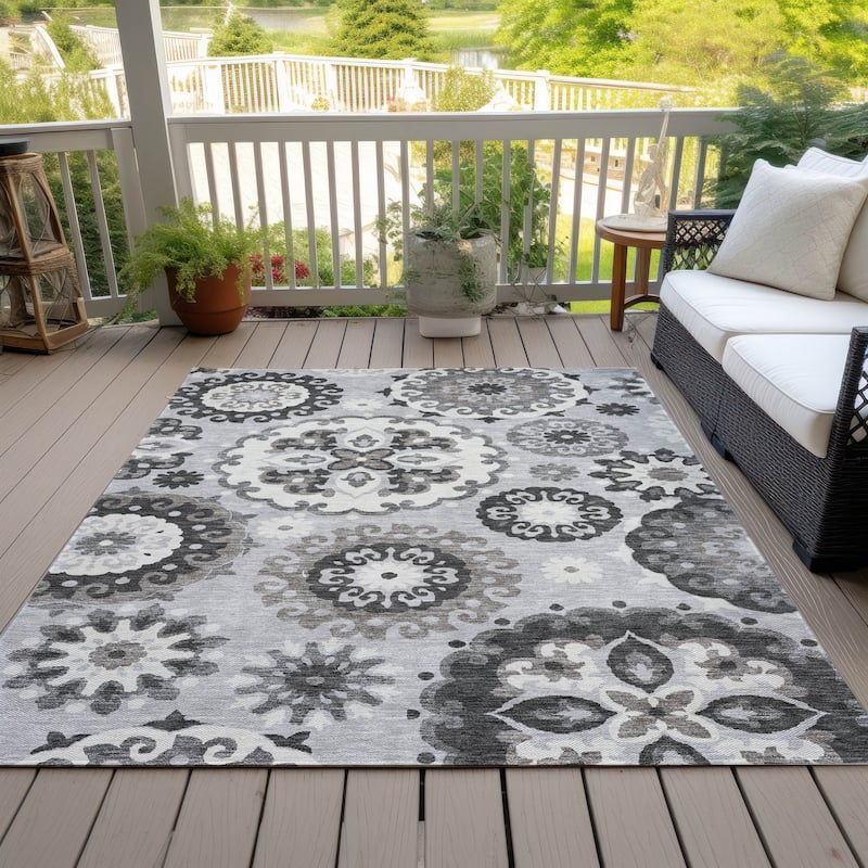 Machine Washable Indoor/ Outdoor Chantille Casual Medallion Rug - Silver - 2'6" x 3'10"
