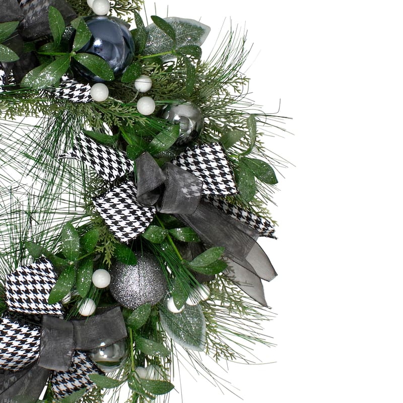 Houndstooth and White Berries Artificial Christmas Wreath - 24-Inch Unlit - 24"